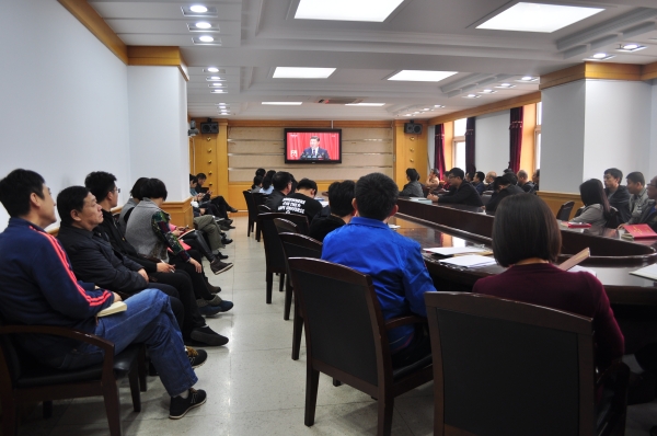 伟德组织师生收看十九大开幕盛况