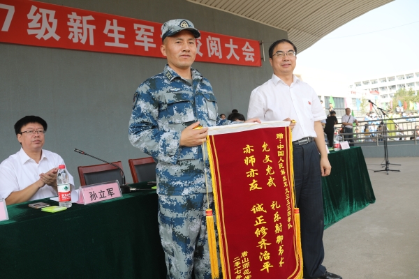 伟德召开2017级新生军训校阅大会