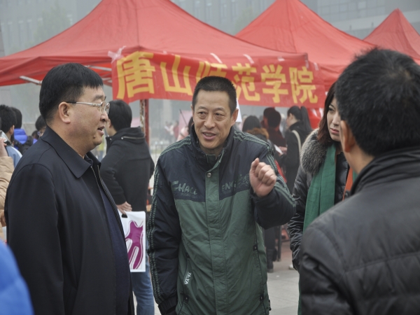 伟德师生踊跃参加河北师范大学2014届毕业生供需洽谈会