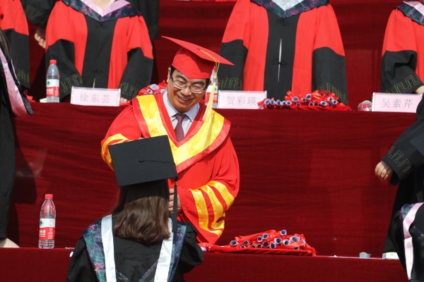 伟德隆重举行2017届学生毕业典礼暨学历学位授予仪式