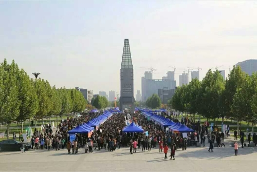 伟德师生参加河北师大毕业生供需洽谈会