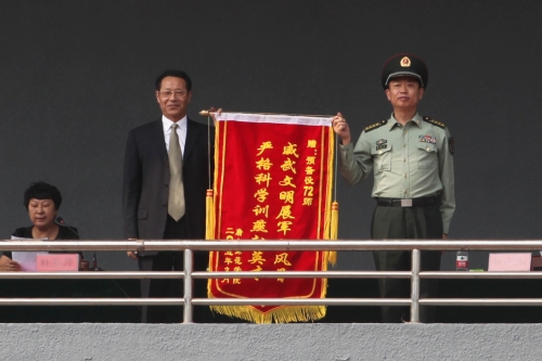 伟德召开二〇一五级新生军训校阅大会