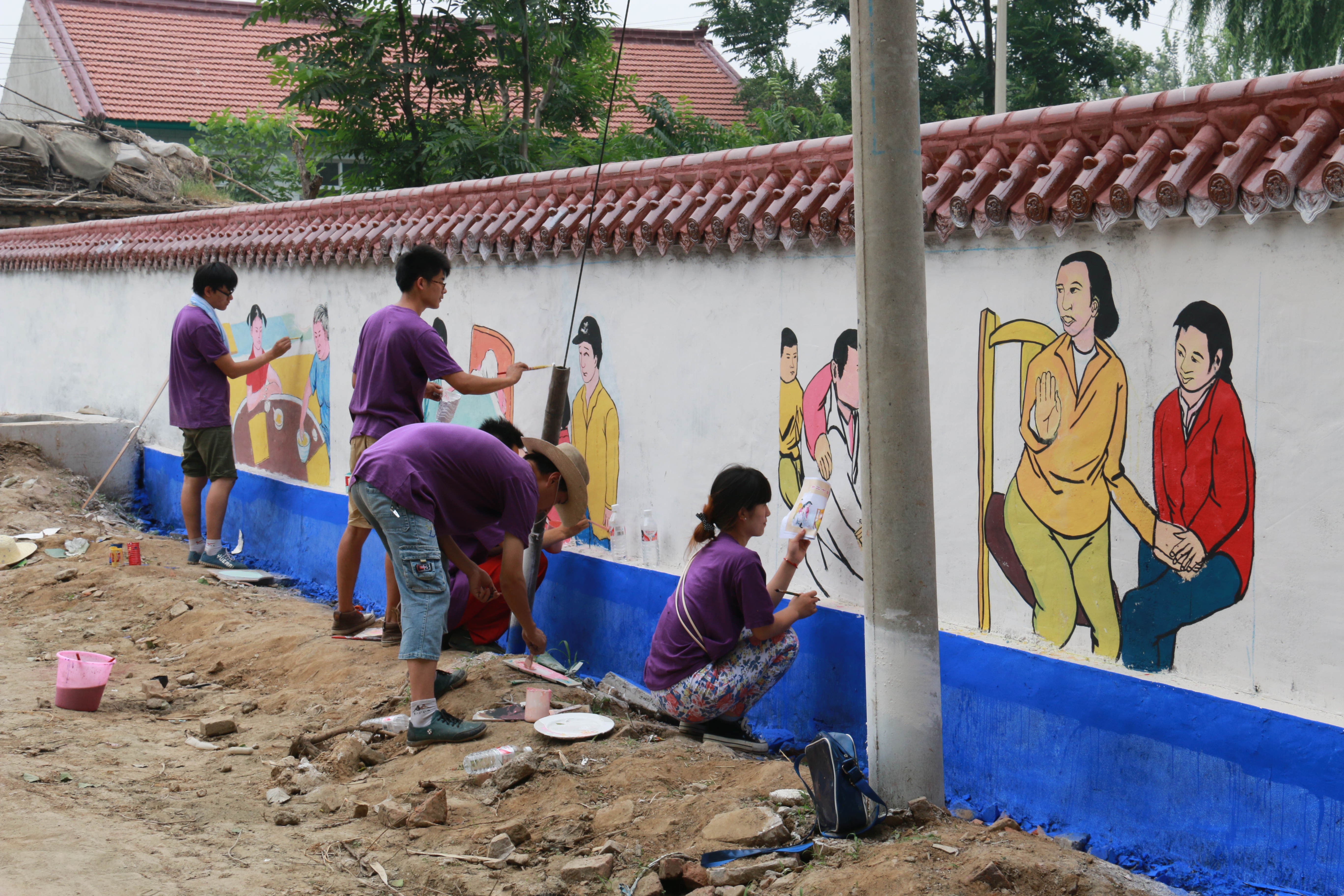 伟德美术系师生为吴家坑村义务绘制文化墙