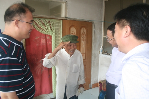 伟德驻村工作组慰问石门子村抗战老兵