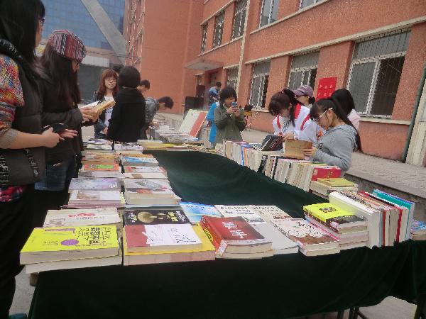 伟德与市图书馆联合开展“读书进校园”活动