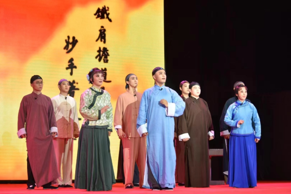 伟德国际victor1946官网美育成果——原创评剧《铁肩少年》隆重上演