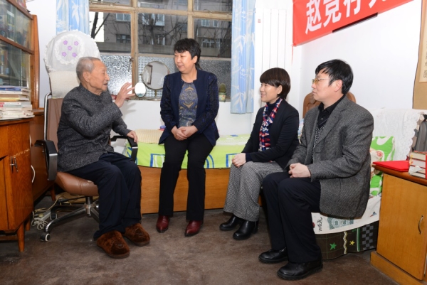 伟德举行捐赠图书仪式——99岁退休教师赵竞存先生捐赠图书