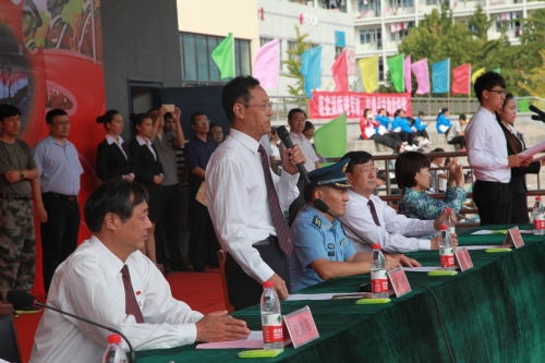 伟德召开2016级新生军训校阅大会