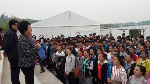 校长杜彩芹到南湖慰问伟德参加世界园艺博览会演职人员