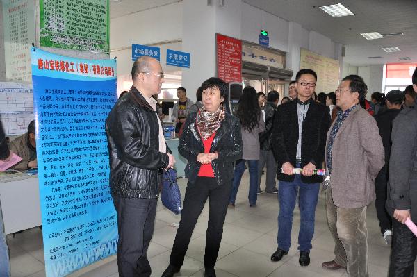 伟德成功举办春雨人才系列服务活动暨2013年春季毕业生大型专场招聘会