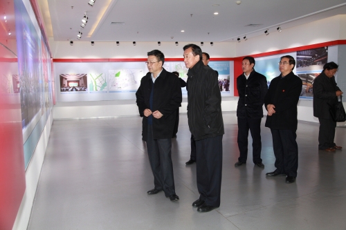 心系母校师生 情系母校发展—中纪委委员、内蒙古自治区党委原常委、纪委原书记张力同志向伟德捐赠藏书