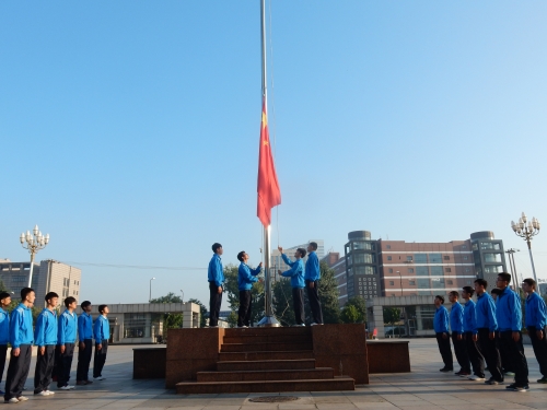 伟德隆重举行国旗下的“开学第一课”活动