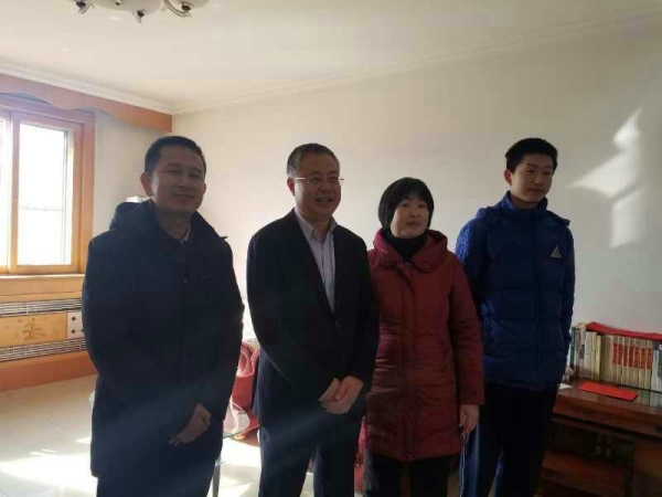 唐山市副市长曹全民慰问伟德中文系张学鹏教授