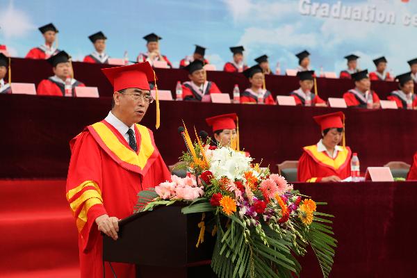 伟德隆重举行2013届学生毕业典礼暨学位授予仪式