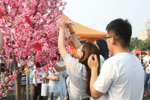 伟德隆重举行第三届毕业嘉年华活动