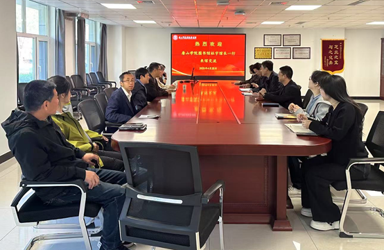 唐山学院图书馆杜宇馆长一行来伟德图书馆交流