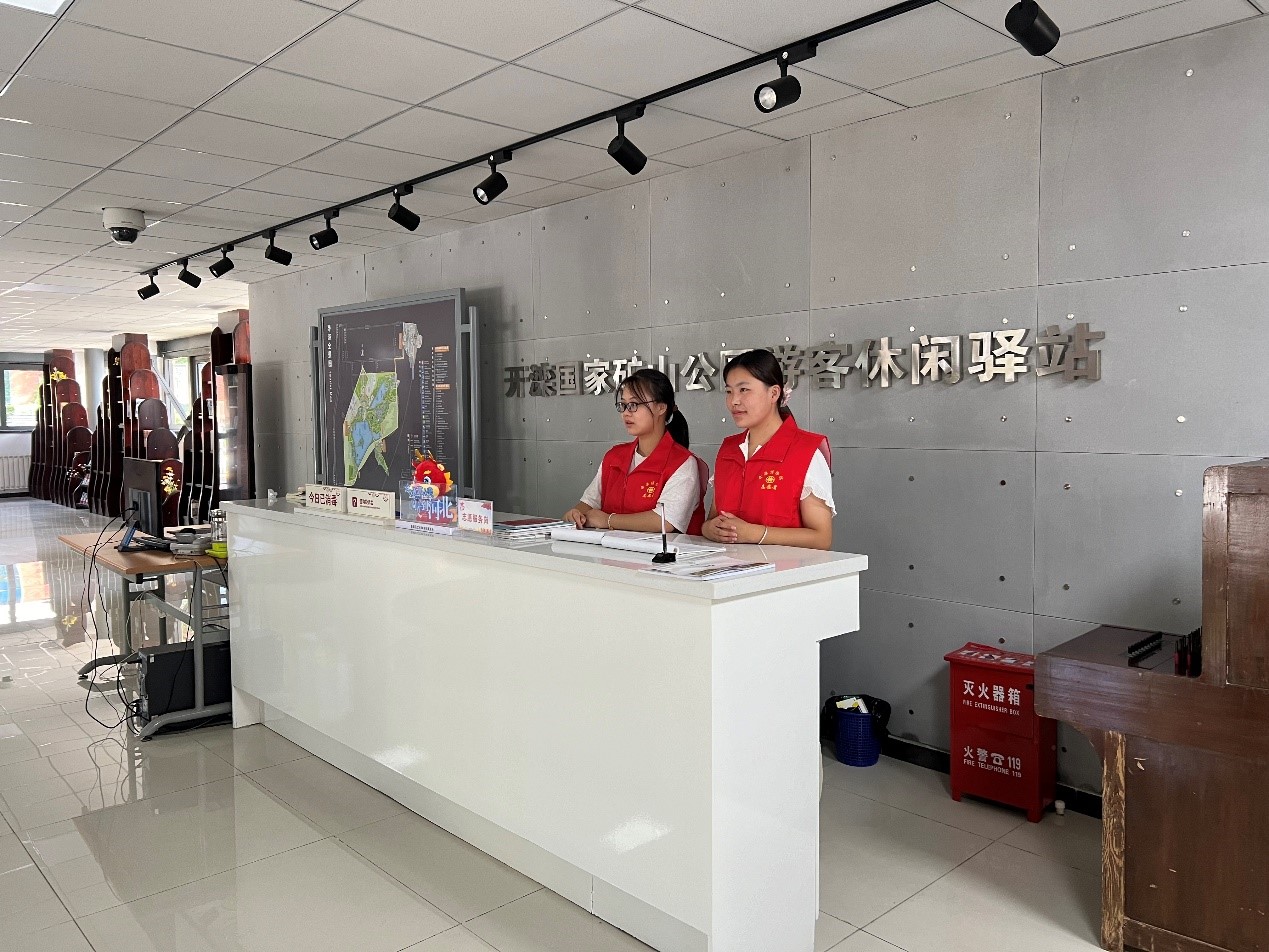 伟德旅游管理专业学生中秋假期提供优质旅游志愿服务