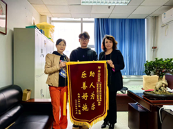 助人为乐，乐善好施——音乐系学生热心助人寻手机获赠锦旗