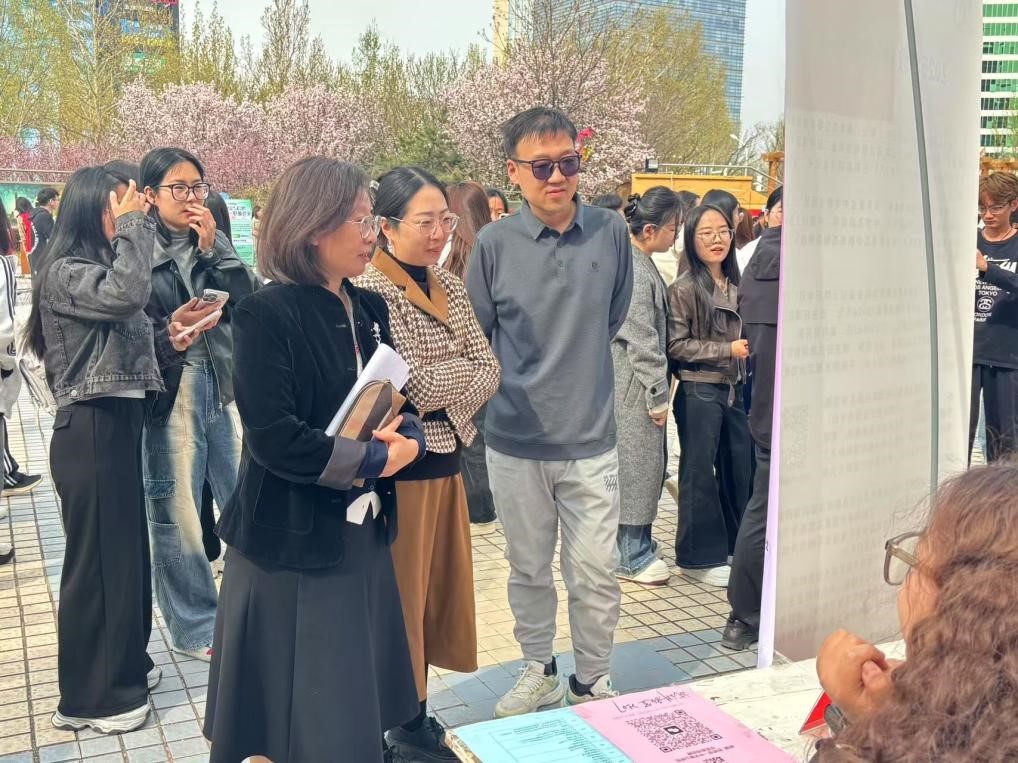 伟德国际victor1946官网举办2025年校园分专业专场招聘会——63家企业齐聚行知广场助力师院学子就业