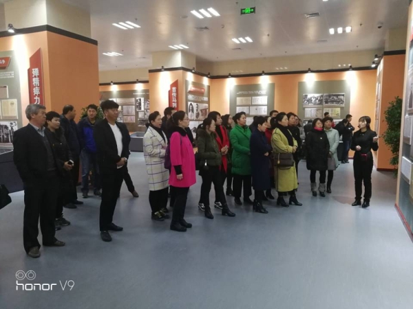 伟德组织党员干部参观李大钊档案文献展